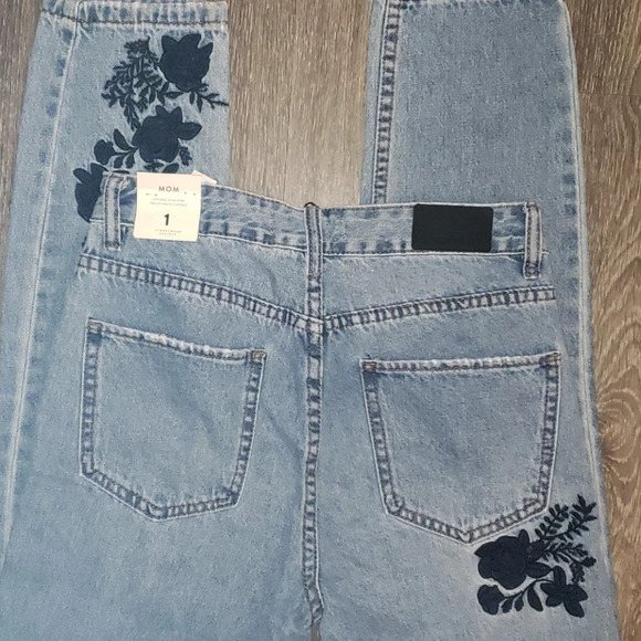 Streetwear Society Embroidered Jogger Mom High Rise Jeans, Size 1 - Picture 5 of 9